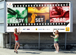 Österreichisches Plakat gegen Alkohol im Straßenverkehr mit der Beschriftung „Ready -set - dead“ von Renault gesponsort und von zwei jungen leicht bekleideten Damen präsentiert.