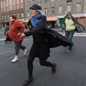 Fußgänger rennen über die Straße