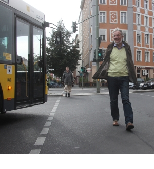 Foto: Carola Martin, Rheinsberg Bus lässt einen Fußgänger an der Ampel queren