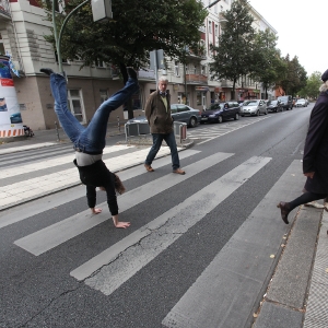 Eine Vision: Radschlagende Fußgängerin schützt Fußgänger auf Zebrastreifen