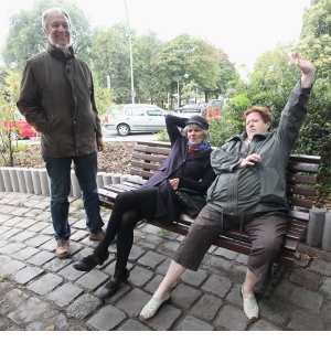 Foto: Carola Martin, Rheinsberg Fußgänger strecken sich auf einer Ruhebank