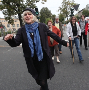 Eine Gruppe Fußgänger quert die Straße