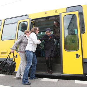 Foto: Carola Martin, Rheinsberg Eine junge Frau hilft einer älteren Dame aus der Straßenbahn