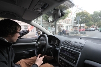 Ein Autofahrer gibt Fußgängern per Handzeichen Vorrang