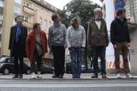 Ältere und jüngere Menschen gehen über die Straße