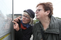 Zwei Frauen suchen im Fahrplan