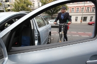 Radfahrerin fährt auf eine offene Autotür zu